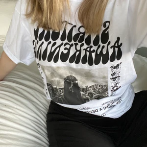 Graphic t-shirt - Jättecool graphic t-shirt från märket VAILENT. T-shirten är helt oanvänd!! Den är i storlek XS i ”herrstorlek” och sitter lagom oversized på mig som brukar ha S/M (i dam). Köpt för 299, säljer för 150 :))