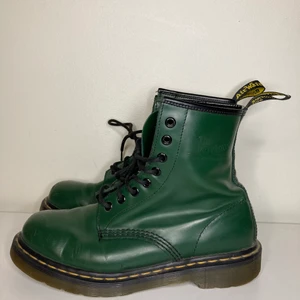 Gröna Dr. Martens - Ett par coola gröna Doktor/Doctor Martens i storlek 38. De är sparsamt använda men lite slitage i fram! Priset är diskuterbart✨