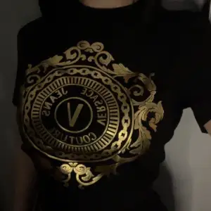 Äkta Versace T-shirt i strl XS/S.  Köpt från Johnells för 1300 helt nytt skick använd endast 1 gång, säljs för 900
