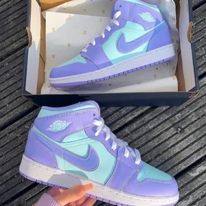 Jordan 1 Purple Aqua - Säljer mina jordan 1s purple aqua pga att jag knappt använder de. Mycket bra skick, rena och inte creased. Har tyvärr slängt lådan under flytt men de är köpta från footlocker. Pris kan diskuteras vid snabb affär!🥰