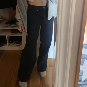 Gråa lågmidjade jeans - Bra skick! Köpta från junkyard och verkligen super snygga, låga i midjan och ”pösiga i benen” 😍💕💕