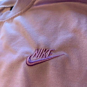 Nike tröja - Jättehärlig nike tröja, ganska tunn i materialet, perfekt till vår eller början av sommaren🥰 