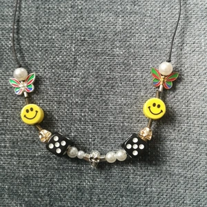 Smiley halsband - Säljer denna smiley halsbandet som Travis Scott hade på sig o  asap Rocky o många andra kändisar. Nyskick men tyvärr kommer inte till användning, man måste knytta den där bak för o ta på sig den. 