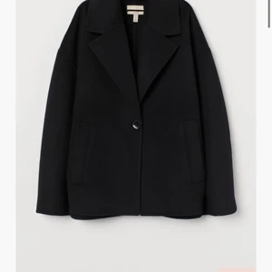 Söker!!! Kort kappa från HM i ullmix  - söker denna!! Storlek spelar inte superstor roll bara att säga till om ni vill sälja 