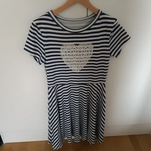 Fin blå och vit klänning!  - Helt oanvänd klänning! Storlek M-L.