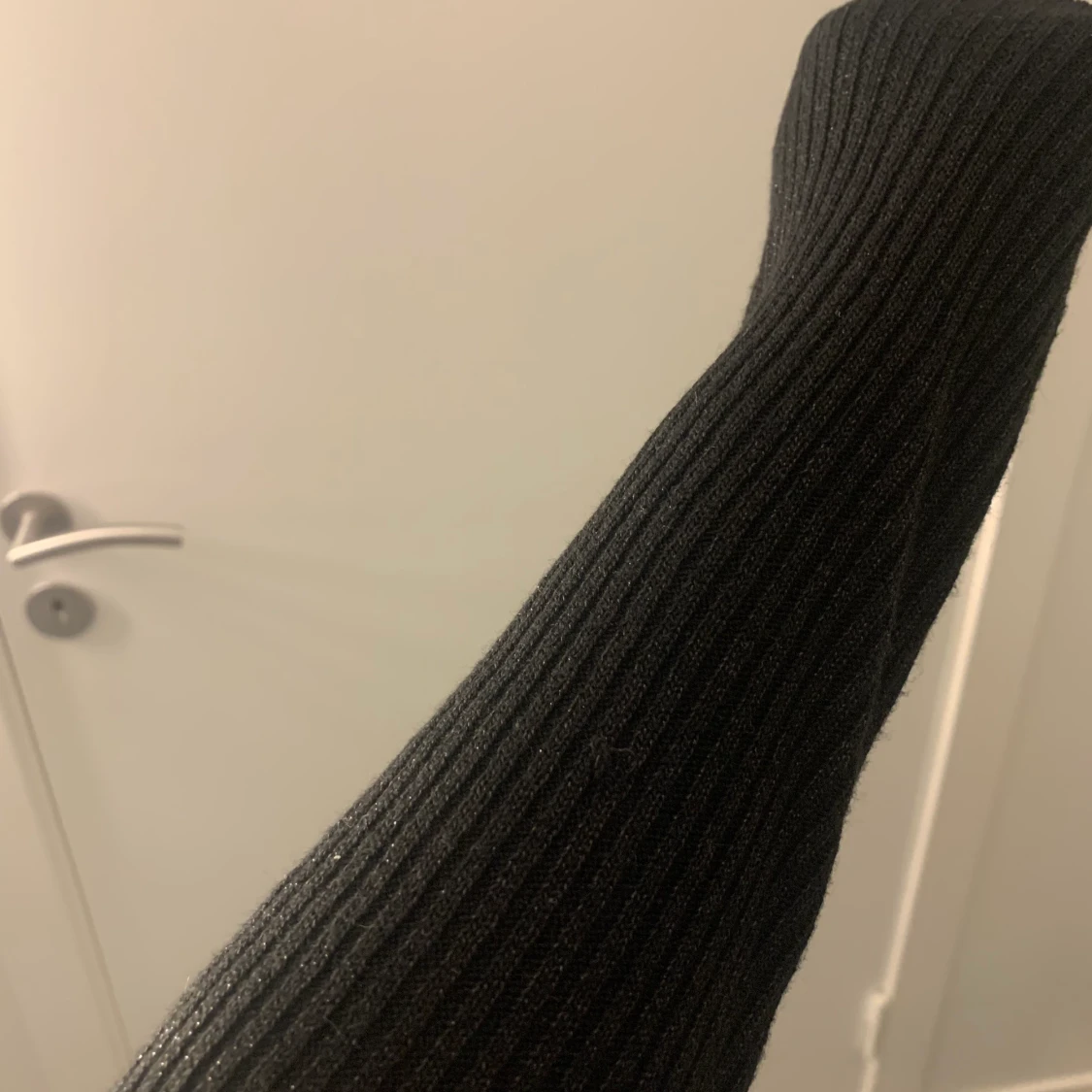 En svart glittrig tröja storlek S - 90