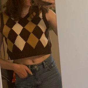 Stickad väst - Säljer fin stickad väst💕 nyskick💕 skriv privat för mer bilder