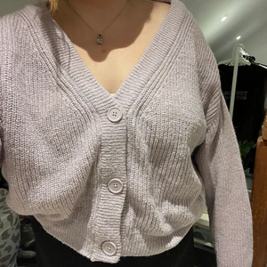 Lila kofta  - Stickad kofta strl xl från h&m, aldrig använd