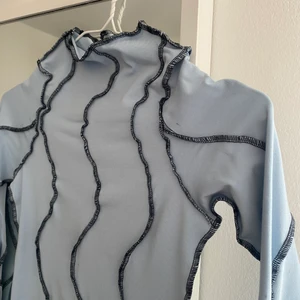 Egensydd overlock top - Egensydd oveelock topp i jerseymaterial, skulle uppskatta storleken till XS-S. 63 cm långa ärmar.