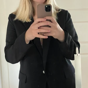 Kavaj - Svart kavaj från H&M 🖤 Har bara använt 2 gånger så är som ny! Går över rumpan på mig som är 172 cm och är mer oversized på mig som är S/M☺️ ”Knappen” går att byta ut till en ”vanlig” om man vill.