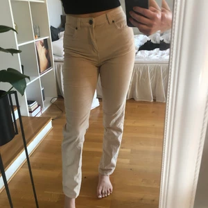 Ljusrosa manchesterbyxor! - Högmidjade manchesterbyxor i ljusrosa/beige i mycket bra skick! Säljes pga för lite användning för tillfället.