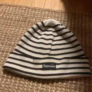 Det här är en supreme beanie som är äkta! Kontakta mig om fler bilder!