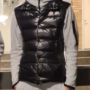 Moncler Väst S/M - Moncler väst , Köpt 2-3 månader sen från Care of Carl , inga skador fungerar som i nyskick, pris kan diskuteras vid snabb affär.