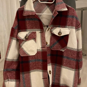 2019 trendiga rutiga jacka - Detta är en vertion av Zarajackan från 2019 fast köpt på shein. Använd endast 3 gånger då jag har andra jackor :)                Rött mönster och nypris är 249kr. Frakten tillkommer☀️✨