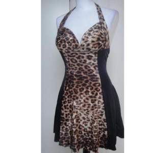 leopard sammet korsett klänning, köptes sent 90-tal. storlek S. fodrad. över byst 38 cm, över midja 30 cm. klänningens längd är 66 cm. möts upp i stockholm eller fraktar. 👾