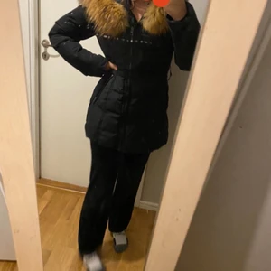 Äkta päls jacka  - Hej, jag säljer en skit snygg jacka med äkta päls 🕊 jackan har dock några difekter som är hål vid armhålan, litet hål längst ner på jackan och hål i fickan🕊 Om man har nål och tråd kommer jackan vara i ny sckik och det är derför jag säljer den så billigt(frakten ingår inte i priset ❤️skriv om ni är intresserade❤️  och den holler  verkligen en varm under vintern ❤️