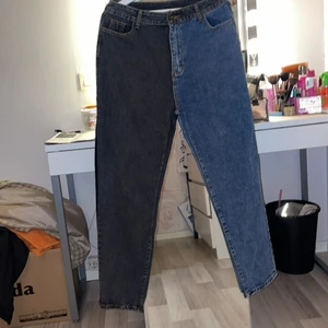 Splitjeans! - Splitjeans i svart och blått! Supersnygga nu till hösten🍂🤍 använt 1-2 gånger, lite korta i benen och ingen stretch tyvärr! Väldigt små bakfickor men normalrymliga framfickor🖤💙