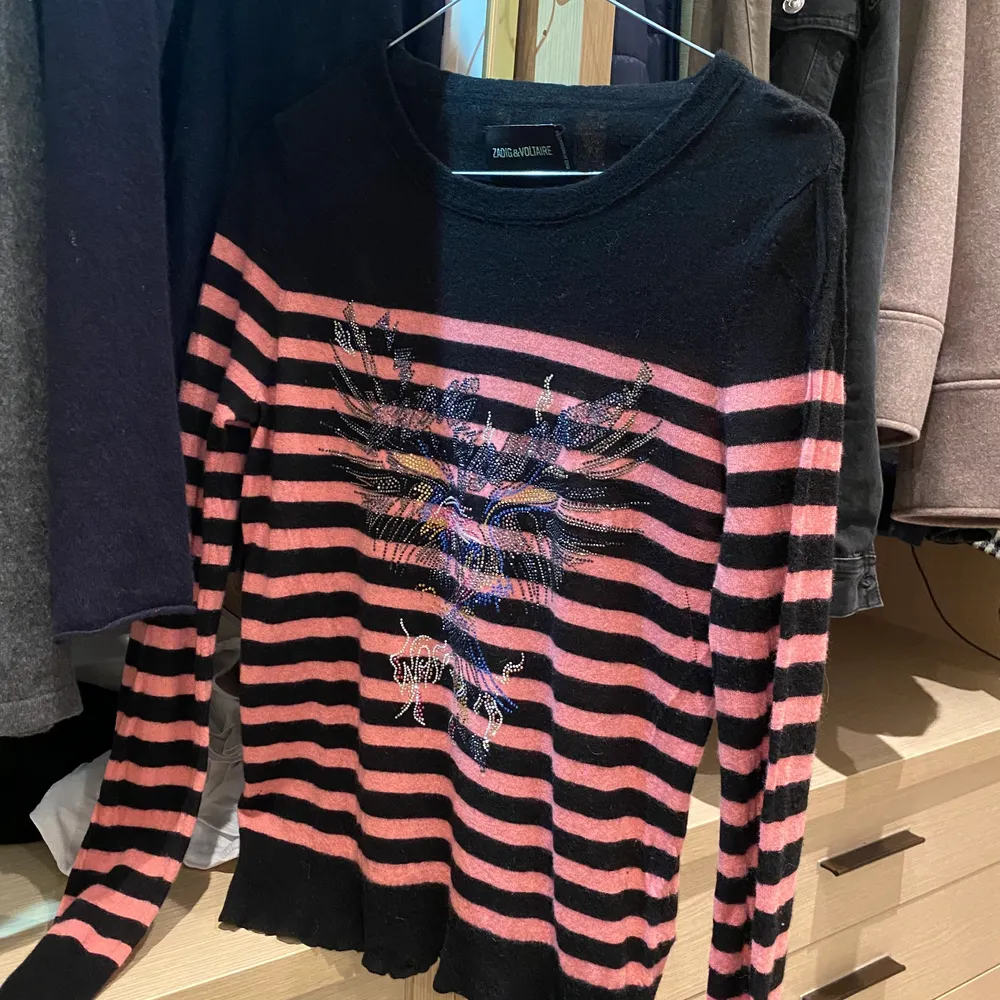100% cashmere tröja från Zadig Voltaire i bra skick! Slutsåld i butik, och säljer pga att den inte kommer till användning!. Tröjor & Koftor.