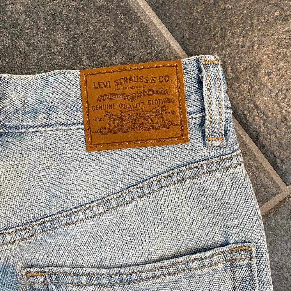 Säljer dessa jeans, helt oanvända, pga för små för min smak. Ytterligare bilder finns att få & priset går att diskutera. Jeans & Byxor.