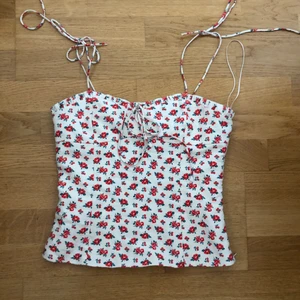 Korsett topp stl xs från zara  - Korsett topp köpt på zara i somras men aldrig använd pga för liten. Passar någon med mindre bröst då den är väldigt liten runt bysten. Oanvänd men när jag testade så sprack den tyvärr lite vid sömnen på insidan. Dock Inget som syns eller påverkar plagget. Skicka privat iaf ni vill se. 