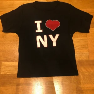 baby tee  - jätte söt baby tee som passar xs eller s. väldigt y2k 