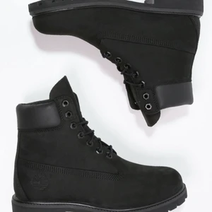 Timberland boots - Säljer mina svarta Timberland boots! Inköpta förra vintern så använda en del därav priset. Skriv privat för fler bilder🥰