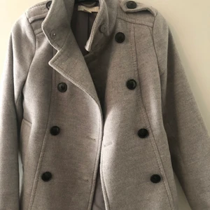 HM - Säljer en kofta/jacka i mycket vra skick. Inga skador. Vi ett väldigt bra matrial. Skriv privat för mer frågor eller om ni är intresserade.😋