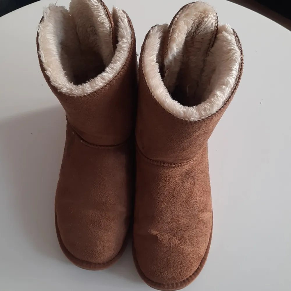 Ett par sköna vinter skor fint skick jätte varma på vintern stl 39 kosta 500kr . Skor.