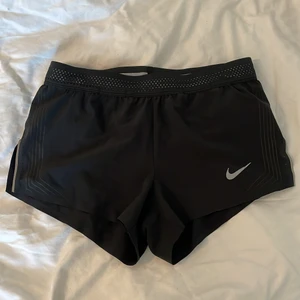 Snygga träningshorts från Nike  - Snygga svart träningsshorts från Nike i storlek S