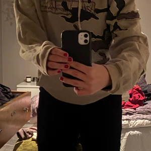 T shirt - Säljer dena skitsnygga hoodien då ja ej använder den längre. Den sitter oversize på mig men passar att sitta tajt också💗 Utgångspris 50kr + frakt. Skriv för fler bilder eller vid frågor❤️