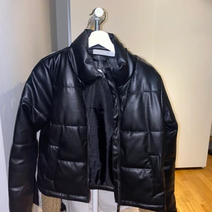 Svart jacka från Nelly - Fin svart jacka, knappt använd!