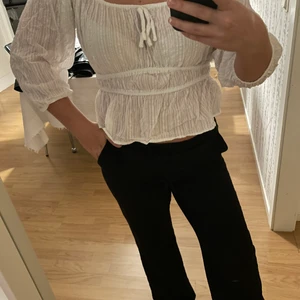 Blus  - Säljer denna superfina blusen från Mango. Har använt den bara en gång så kommer tyvärr inte till användning! Köptes för nån månad sedan för 200kr❤️ Storlek M men passar lika bra som en S, skriv vid intresse och kom med egna bud 💕 Man kan även ha blusen som off shoulder