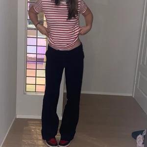 Randig röd snygg tröja - Säljer denna as snygga tröjan då jag inte kan matcha den så bra, använd en gång❤️kan mötas upp i Höganäs,Helsingborg och runt där eller så skickar jag den!