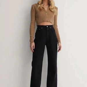 Strl:40/L - Säljer dessa snygg svarta jeans från NAKD, då de tyvärr är lite förstora och långa på mig som är 168😥. Därför är de även oanvända. Nypris 499 kr, kontakta mig vid intresse💕🥰
