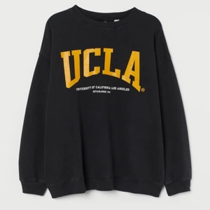 Ucla sweatshirt  - Svart sweatshirt från hm som är oversized . Inte särkilt använd och är i toppen skick. NYPRIS: 180 säljer för 80 + frakt
