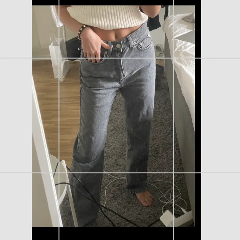 Skit snygga byxor som är gråa, raka i modellen. Bra skick . Jeans & Byxor.