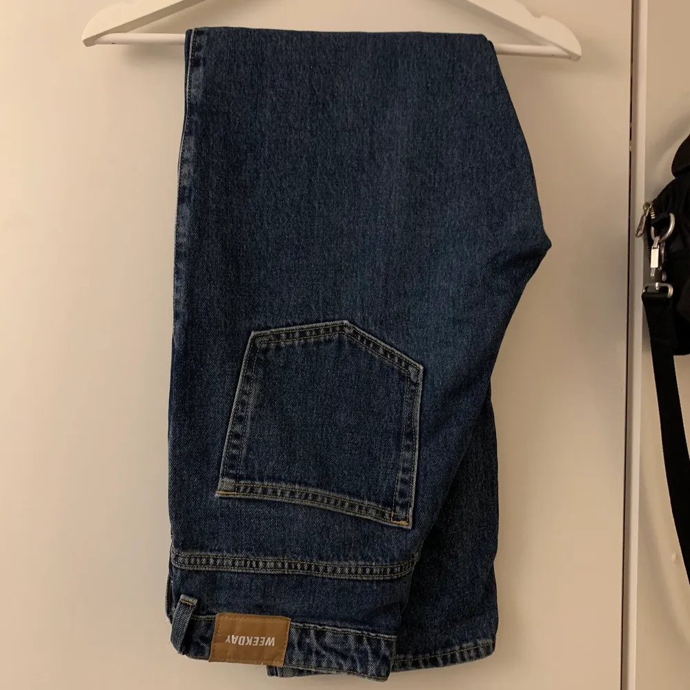 Raka jeans från Weekday i modellen rowe och färgen win. Använda men i bra skick! Säljer pga tyvärr för små ✨ köpare står för frakt. Jeans & Byxor.