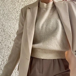 Biege kvaj - Slutsåld biege kavaj från HM Trend som är supermysig och fin att ha med en stickad tröja under nu i höst! Även mycket fin att ha över en klänning. Modellen är oversized, alltså kan xs - m bära denna.