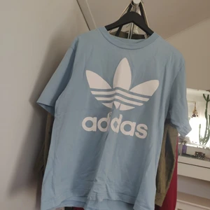 Adidas t shirt - Ljusblå adidas t shirt knappt använd sedan köp för ett år sedan så skicket på tröjan är väldigt bra skick 9/10