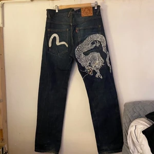 Evisu jeans - Så snygga jeans från evisu, köpt second hand. Har ingen aning om dem är äkta eller inte. Priset kan diskuteras men inga skambud tack!