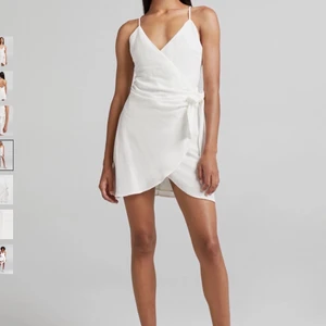 Bershka känning i linne - Köpte denna jättefina klänning i sommars men den var alldeles för kort och tight (är 170 och har storlek S-M i de mesta) De två första bilderna är från bershkas hemsida och sista bilder på på min kompis. Storlek S och endast provad, aldrig använd! Köpte den för 350kr. Köpare står för frakt. Kan skicka fler bilder om de önskas💗