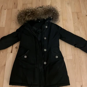 Jacka miinto - Köpt för 2,6 från Miinto, använts en vinter, i bra skick inga märken. Avtagbar päls med