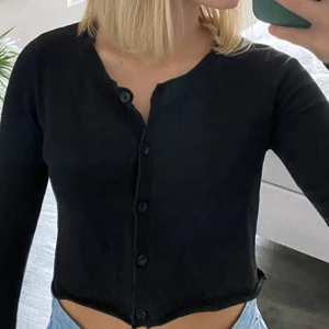 Croppad kofta - Svart croppad kofta, använd men i bra skick ❤️ Köparen står för frakt