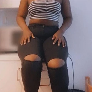 Top& jeas  - Hej tjejer ska sälja den här crop top och svarta jeans/ jeans är xl om ni är intresserade bara på jeans det är 150