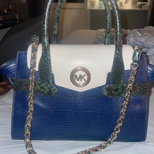 Michel Kors Väska - Jättefin Michael kors väska som är i så fina färger, mörkblå,mörkgrön,vit o guld. Jag köpte den för 4000kr och har använt den sparsamt och det finns absolut inga fel på den. 💓Priset kan diskuteras men säljer inte för mindre än 1500kr💓
