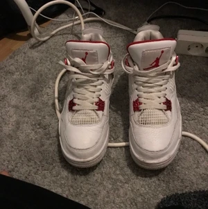 Jordan 4 metallic red - Jordan 4s metallic red i storlek 40.5. Köpte dessa i maj/juni men har endast använt ett fåtal gånger (inga creases). Liten skada på framsidan skriv för tydligare bild. Frakt betalas av köparen😊