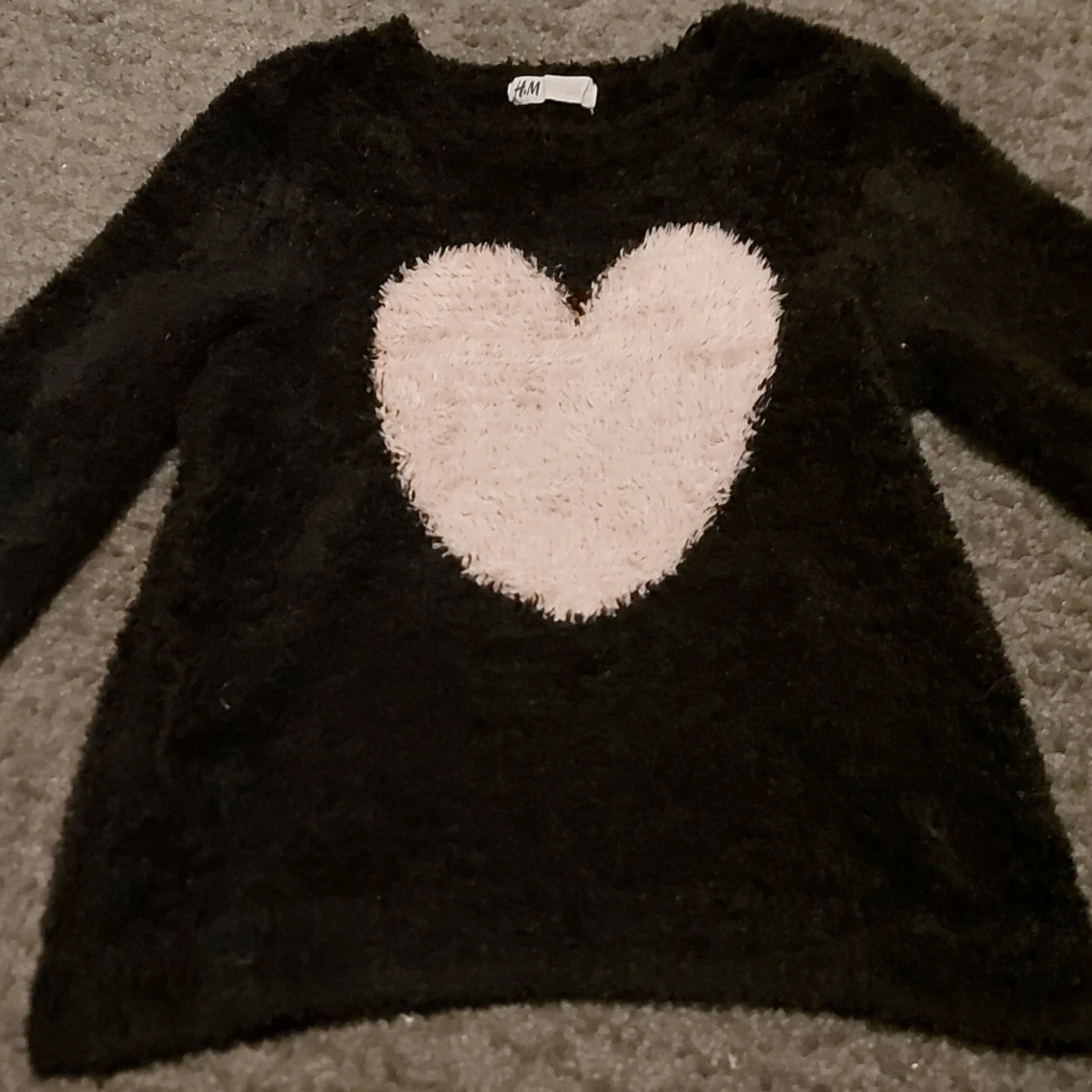 Lurvig svart/rosa tröja - 90