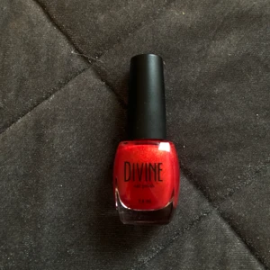 Rött nagellack  - Rött nagellack från divine ❤️‍🩹 oanvänt❤️