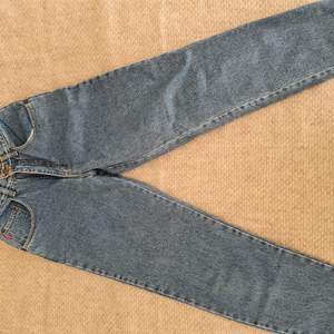 Vintage jeans dragkedja tyvärr trasig på dessa med, går lätta att fixa hos skräddare. Storlek 29/30, köparen står för frakten ❤
