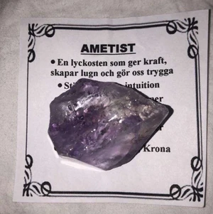 Ametist kristall  - Säljer denna fina ametist, den är cirka 4*3cm. Frakt tillkommer på 12kr 💕